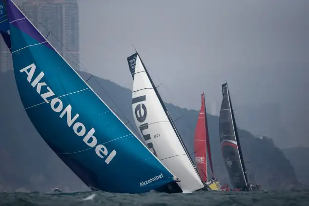 El team AkzoNobel, patroneado por Simeon Tienpont, lidera la flota de la Volvo Ocean Race en las primeras millas de la Etapa 6, que ha salido esta madrugada desde Hong Kong hacia Auckland, la Ciudad de las Velas