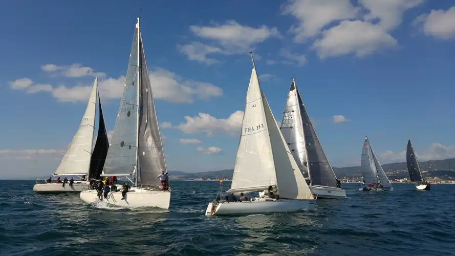 Los cuatro puertos que forman el comité organizador tendrán el apoyo del Club Náutico Premià, en un evento que también contará con la participación de embarcaciones del Club Vela Blanes, el Club Náutico El Masnou y el Club Vela Mataró