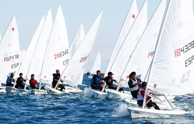 En Torrevieja la flota Laser ha completado una prueba, con viento inestable y rolón al que se ha añadido una fuerte corriente... en Alicante y Valencia sí han podido cumplir con el programa previsto: 5 para los Kite y 3 para Bic Techno, Raceboard y 420 en aguas alicantinas y 2 pruebas para Clase A y Finn en Valencia (Foto Pep Portas)
