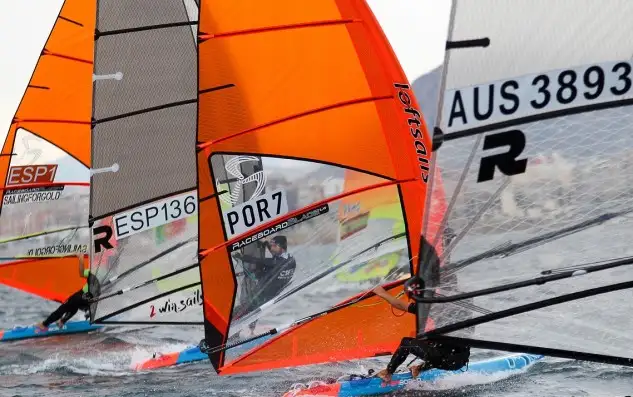Segunda jornada, marcada otra vez por las condiciones meteorológicas, siendo hoy la de Alicante la que ha estado condicionada, con 3 pruebas para los Raceboard y 2 para Bic Techno Plus y 420, el resto, Bic Techno SUB15 y SUB17 y Kiteboarding se han quedado en blanco... en Valencia sólo han podido navegar los Finn, con tres pruebas, mientras que en Torrevieja sí ha habido condiciones con cuatro para Laser Standard y Radial y tres para 4.7