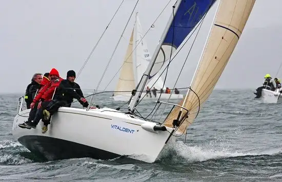 Miguel Lago sigue al frente del Infinitud Rent de J80 en Baiona