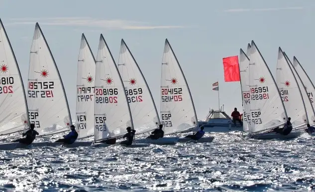 Se cierra la cita olímpica y preolímpica en Valencia, Alicante y Torrevieja... Carlos Roselló y Maro Plomer (SUB21) en Standard; Antonio Coronilla, Martina Reino, Pere Ponseti (SUB19), Margarita Iess (SUB21-19) en Radial y Omar Juan en Raceboard se adjudica el título nacional en aguas de Torrevieja y Alicante, sede en la que han participado los Kiteboarding con Alejandro Climent anotándose el primer triunfo de los tres previsto para la copa en esta clase (Foto Pep Portas)