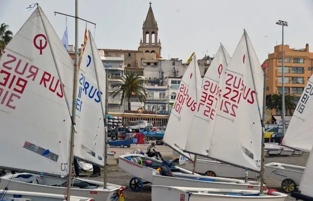 Palamós se viste de blanco con los 551 barcos del Palamós Optimist Trophy (Foto: Alfred Farré)