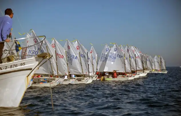 Salida de una de las mangas de la primera jornada del Palamós Optimist Trophy (Foto: Alfred Farré)