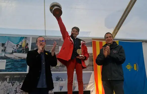 Martin Atilla, con el trofeo de campeón del Palamós Optimist Trophy ( Foto: Alfred Farré)