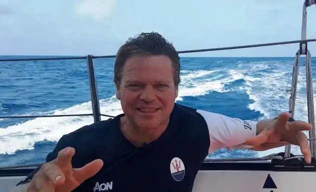 “Nuestra remontada del Atlántico está siendo lenta, sinuosa y posiblemente dura en el tramo del Golfo de Vizcaya y del Canal de la Mancha”, comentaba Alex Pella del “Maserati”, intentando batir el récord de la “Ruta del Té”