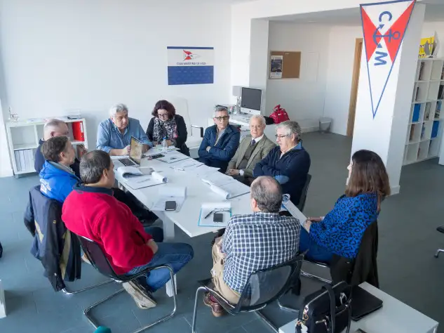 La directiva del Marítimo en su sede, en Portocultura en pleno puerto de Vigo, muy cerca del Náutico en la denominada Dársena de la Cruz Roja (Foto Pedro Seoane)