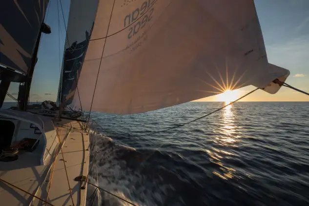 El colista de la general aprovecha al máximo el viento de las calmas y se pone en cabeza de la Volvo Ocean Race