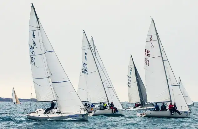 La entrada en juego de un descarte permitió a los J80 eliminar su peor resultado hasta el momento y dejó los puestos intermedios de la clasificación muy ajustados de cara a las dos últimas jornadas que se disputarán en marzo (Foto Rosana Calvo)