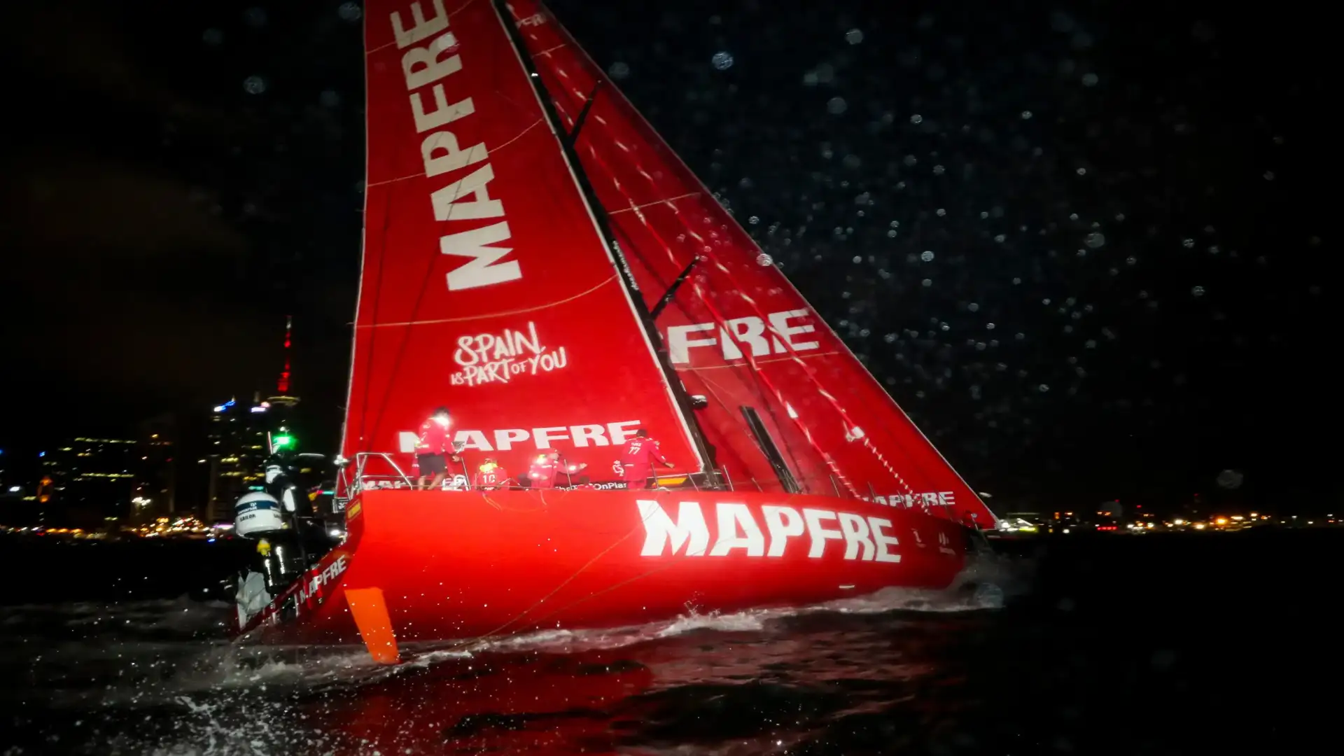 "AkzoNobel" ottiene la sua prima vittoria in una Volvo in cui "Mapfre" tiene il comando