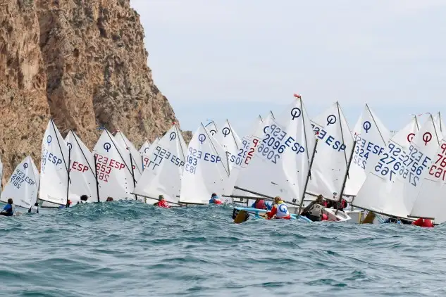 El Club Náutico Santa Pola se hace con el Trofeo SailingCuack, que premia al mejor club de la regata... en clave local, la mejor regatista ha sido Ana Clavero (Foto Pep Portas)