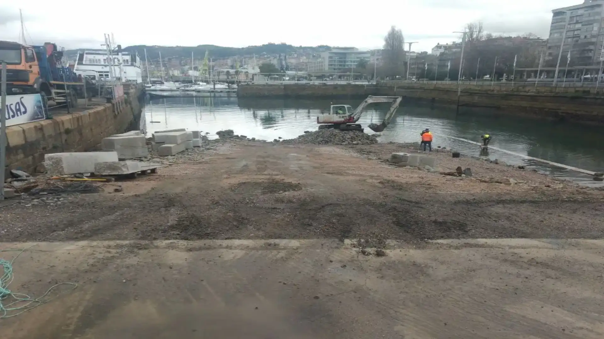 Le opere nella dársena sportiva centrale del Porto di Vigo, vento nella poppa