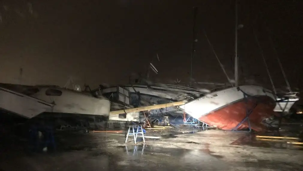 Barcos encallados, vehículos unos encima de otros, árboles arrancados, terrazas de establecimientos y muros destrozados, las imágenes que deja el temporal en el puerto deportivo de El Puerto
