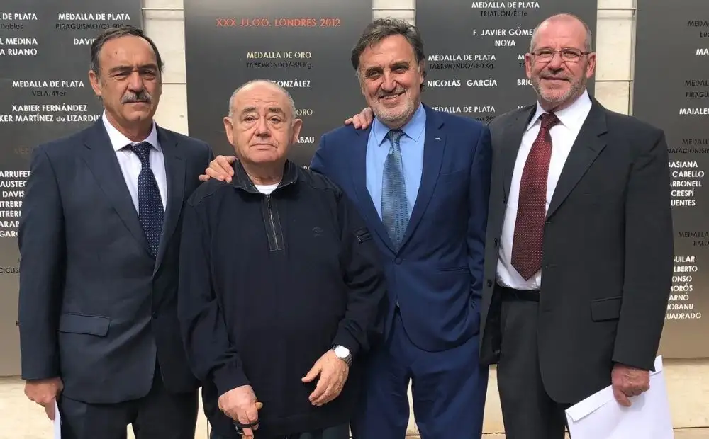 Han asistido a la ceremonia tres de los cuatro integrantes del K4 1.000 metros que logró el título de subcampeones olímpicos en Montreal 76, el asturiano Herminio Menéndez, el aragonés José María Esteban Celorrio y el ceutí José Ramón López Díaz-Flor, si bien no ha podido hacerlo el gallego Luis Gregorio Ramos Misioné por problemas de última hora