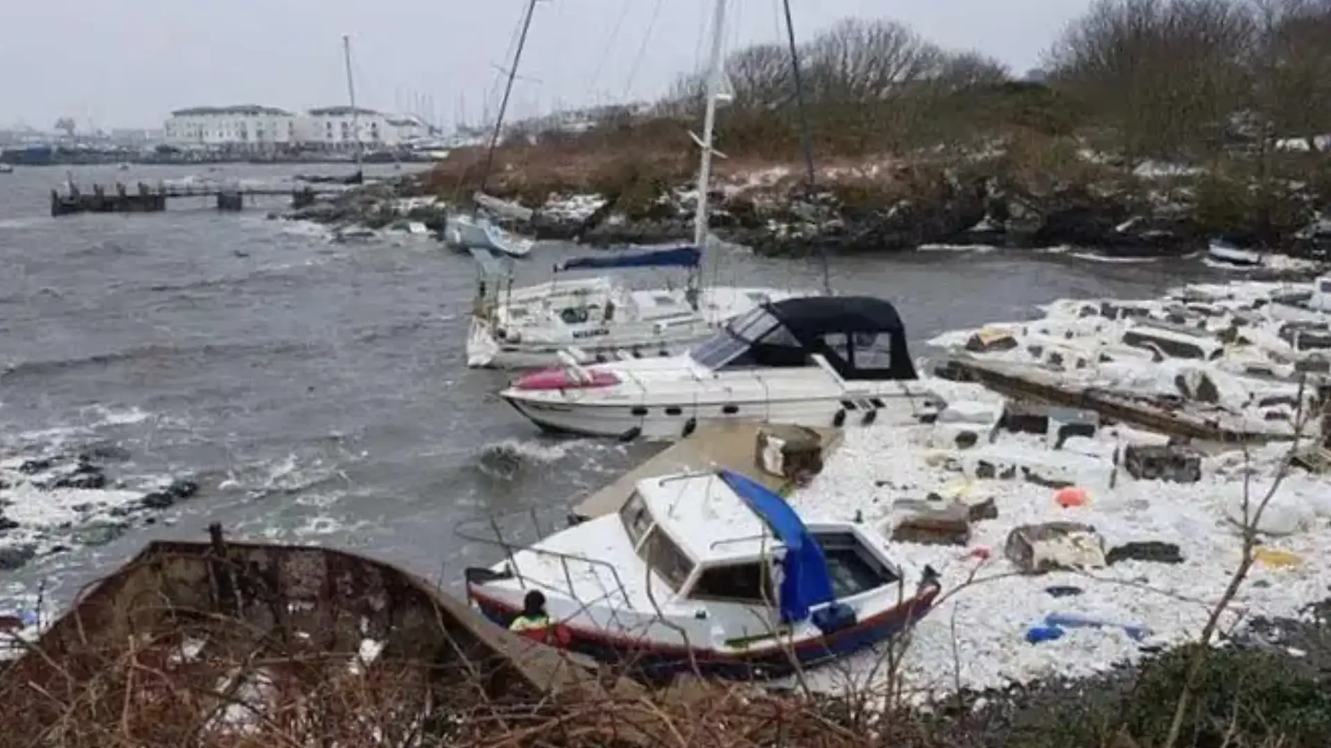 La tempesta Emma causò gravi distruzioni nella marina britannica Holyhead