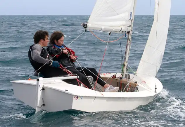 El domingo estaba previsto que los Cruceros disputaran la primera regata del Trofeo, sin embargo, el Comité de Regatas ante el aviso de alerta naranja por la llegada de la borrasca "Félix", que traería fuertes vientos y después de salir al mar a medir el viento y comprobar las fuertes rachas en la bahía gijonesa, decidió anular la manga (Foto Félix G.Muñiz)