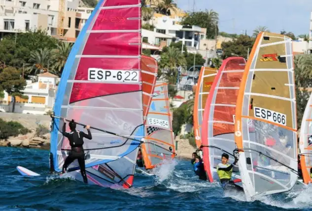 Las adversas condiciones de viento, que ha llegado a rozar los 30 nudos de intensidad del 250º, han permitido completar en esta segunda jornada una sola prueba para todas las clases (Foto Pep Portas)