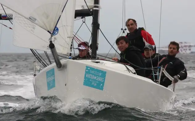 Día con muy buen viento que ha permitido completar tres espléndidas regatas a cada flota