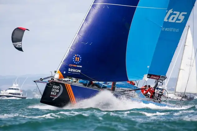 Auckland albergó una salida espectacular de la séptima etapa de la Volvo, que lleva a los barcos hasta Itajaí, en Brasil, a través del durísimo Pacífico Sur... en la salida mando "Mapfre", pero pronto "Brunel" ha tomado el mando... "Vestas" es cuarto