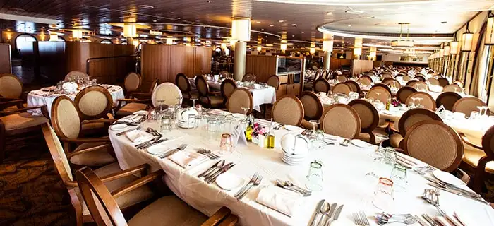 Restaurante El Duero del "Sovereing" de Pullmantur... RESTAURANTE EL DUERO CUBIERTA 4 1968 m2 con una capacidad para 737 personas es uno de los principales privilegios que te ofrece el Restaurante el Duero. Pero, sin duda, el privilegio número 1 reside en los exquisitos platos y postres elaborados por nuestros chefs