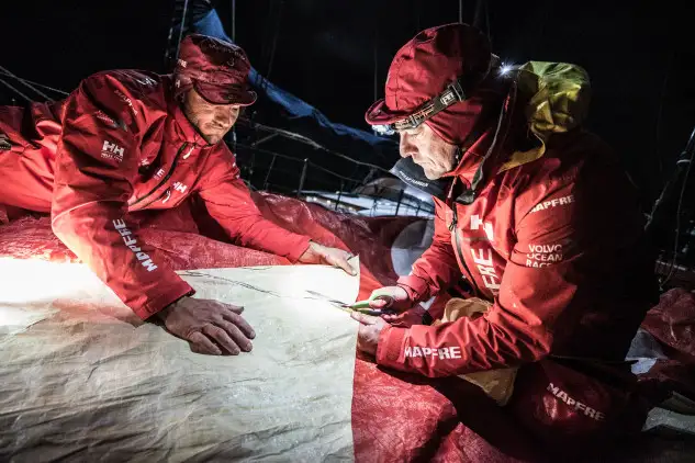 El líder de la general provisional se reincorporó a la competición esta mañana tras completar un rápido y efectivo "pit stop" en las proximidades de cabo de Hornos en el que reparó su vela dañada y el carro de mayor... la flota se escapa rumbo a Malvinas, pero "Mapfre" avanza decidido a recuperar el terreno perdido