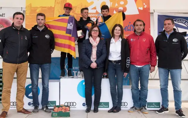 Campeona y campeón con las autoridades... La flota de Optimist ya mira la segunda prueba nacional, con la Copa de España en juego, que tendrá lugar en Málaga entre los días 28 abril al 1 de mayo