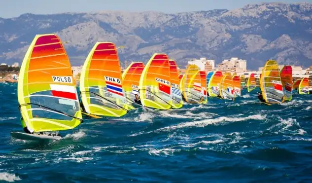 El fuerte viento que ha soplado en la bahía de Palma ha propiciado mangas rápidas con vuelcos e imágenes espectaculares
