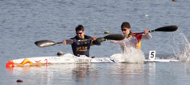 El castellano-manchego Francisco Cubelos (i) y el vasco Iñigo Peña (d) llegan a la meta en primera posición en el control selectivo de K1 1.000 metros, celebrado hoy en Trasona (Asturias) para determinar la embarcación que representará a España en esta prueba durante el próximo Campeonato de Europa de Esprint, que se celebrará en Belgrado (Serbia) del 8 al 10 de junio, y en la I Copa del Mundo, a disputar en Szeged (Hungría) del 18 al 20 de mayo