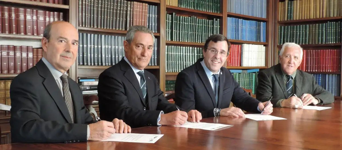 En la firma han participado Xavier Torres, presidente de la Federació Catalana de Vela, Félix Escalas Llimona, presidente del RCN Barcelona, Antonio Masriera Escola, presidente del RCM de Barcelona, y Toni Tió, presidente del Clúster Nàutic de Barcelona