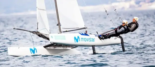 El bronce de la clase Nacra 17 tiene, provisionalmente, nombre español. Fernando Echávarri y Tara Pacheco, tras un día redondo con unos resultados de 3+1+2, ocupan la tercera posición del podio de su clase con 86 puntos netos, y una ventaja de 21 puntos sobre el quinto clasificado. La única tripulación que podría arrebatarles el bronce al gallego y a la canaria es el equipo español de Iker Martínez y Olga Maslivets, que cuenta con 98 puntos netos. Por delante, los italianos Ruggero Tita y Caterina Banti son ya vencedores virtuales del Sofía Iberostar mientras que la segunda posición, con la plata casi asegurada, es para los británicos Ben Saxton y Nicola Boniface, con 69 puntos (Foto Tomás Moya)