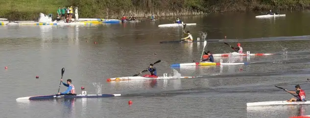 El palista gallego Roi Rodríguez a su llegada hoy a la meta en el campo de regatas de Trasona (Asturias) como ganador del control selectivo que le asegura la titularidad del K1 1.000 metros de la selección española en el Europeo y la I Copa del Mundo 1018 de Piragüismo