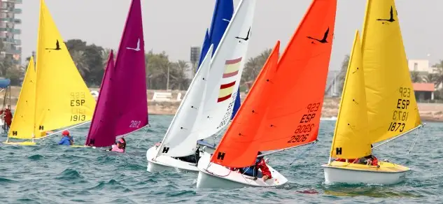 En la clase 2.4mR, tras completar la segunda jornada en Torrevieja, Rafa Andarias sigue líder provisional, seguido de Paco Llobet y Jordi Cargol... la clase Hansa 303 Doble compite mañana en su segunda y última jornada, con Violeta Del Reino y Hanna Mestre, ocupando la primera plaza provisional (Foto Pep Portas)