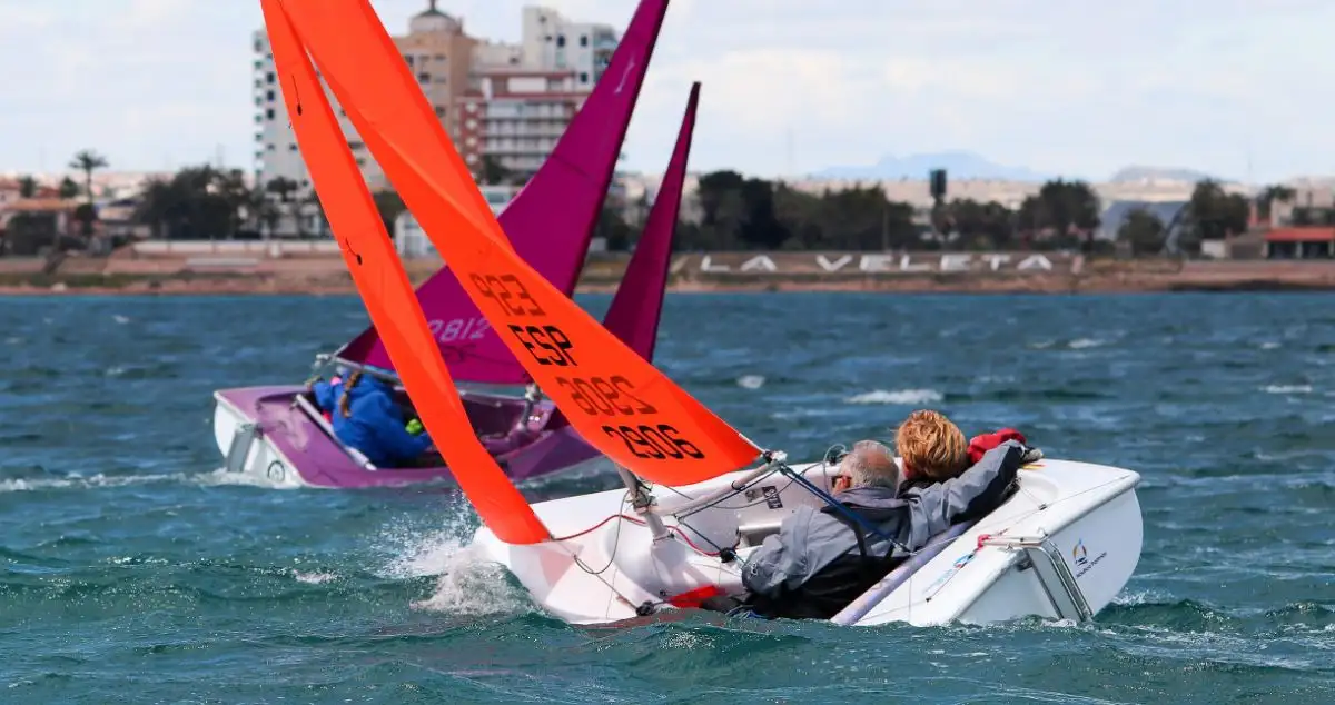 En la clase Hansa 303 Doble, los murcianos Israel Vega y Juan Antonio Gomariz se proclaman campeones de la Copa de España, completándose el título nacional con la balear Violeta del Reino en Individual (Foto Pep Portas)