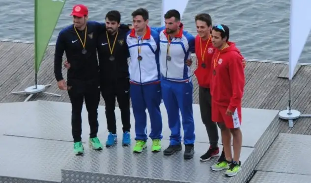 Podio del K2 1.000 metros de la I Copa de España de Esprint Olímpico. En el centro los ganadores R.Millán/P.Vázquez (Tudense), a la izquierda F.Cubelos/J.Hernanz (UCAM) y a la derecha A.Gorrrotxategi/T. Fernández (Santiagotarrak)