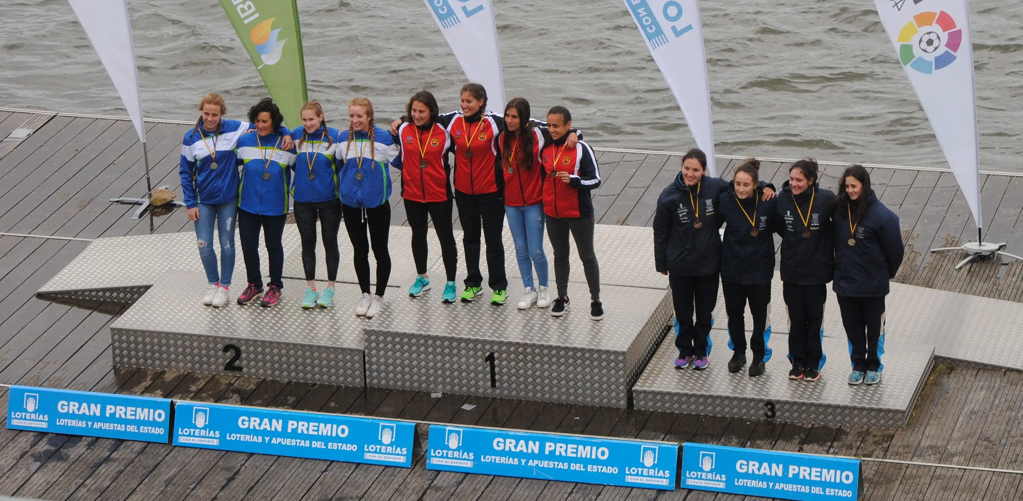Podio del K4 500 mujeres con las palistas del Club Polideportivo Luxtanam-Monteoro de Extremadura en el primer puesto junto a la embarcación del Piragüismo Aranjuez de Madrid, medalla de plata y las integrantes del Club As Torres-Romería Vikinga de Catoira de Galicia, terceras