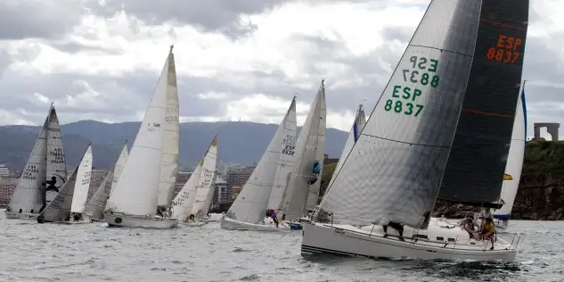 El Bullbox, de Sebastiano Napoli en Crucero I y el Ita II, de Pedro Guerra en Crucero II, ganan la primera manga del Trofeo de Primavera del Real Club Astur de Regatas... en Vela Ligera, Covadonga Fernández se impuso en Optimist, Jacobo Fernández fue el mejor en Laser 4,7, Luis Díaz en Laser Radial, mientras que, Guillermo Marqués e Ignacio Prendes lideran la clase Snipe (Foto Félix G.Muñiz)