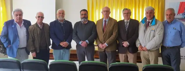 La presidencia del acto de la firma del convenio entre la Cofradía y los organizadores de la Semana (Foto Pedro Seoane)