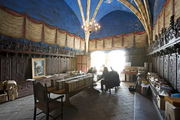 El equipo de investigación de este trabajo, en la Catedral de Tui examinando documentación histórica del archivo disocesano provinicial (Foto Colección Seoane & Prado)