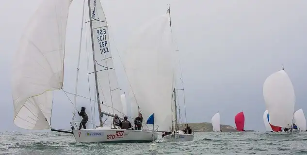 El "Miudo" de Francisca Barros cruzando primero la línea de llegada en el Trofeo Infinitus Rent (Foto Rosana Calvo)