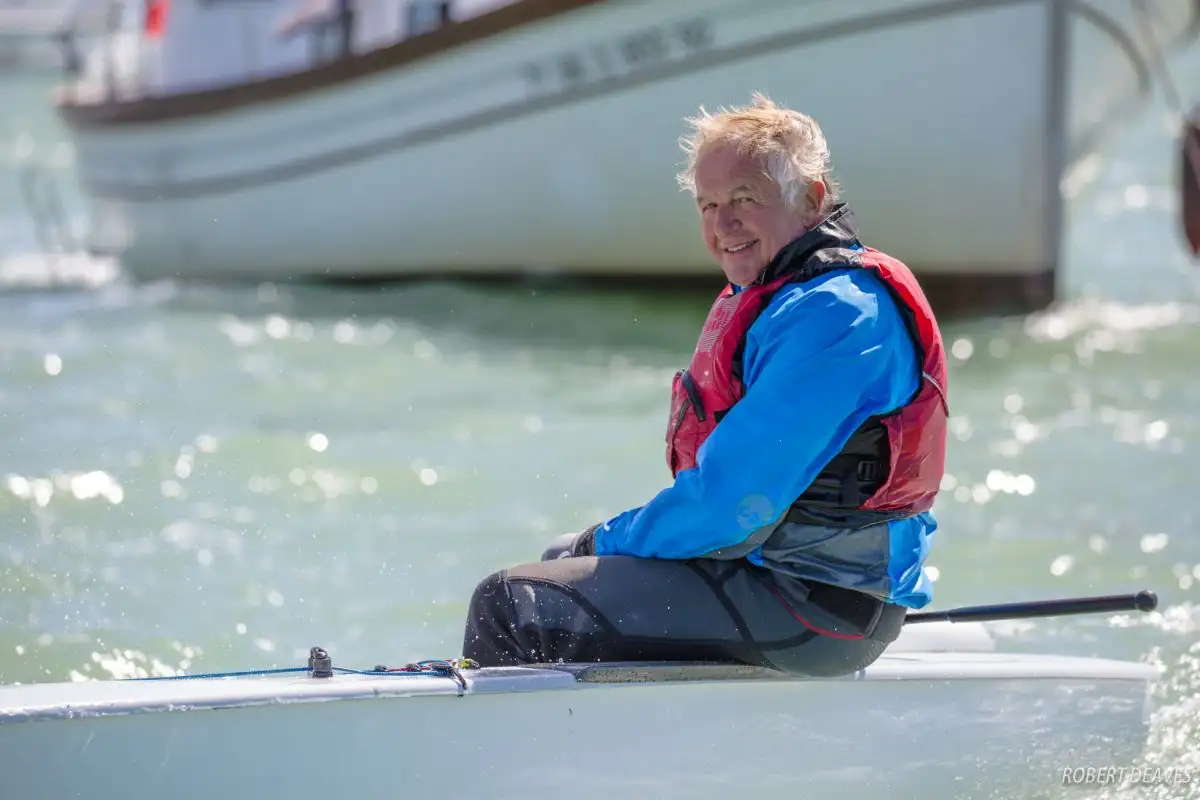 El presidente de Honor de la clase Finn, Gerardo Seeliger, a bordo de su barco. Foto: Robert Deaves
