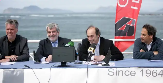 La presentación presidida por Mauro Olmedo con las Islas Cíes al fondo... un lujo de dioses (Foto Juan Caballero)