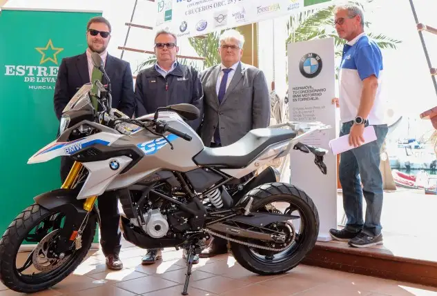 En cuanto al otro gran aliciente, uno de los más atractivos que hasta la fecha ha entregado como trofeo el náutico de Torrevieja en una regata, es una motocicleta BMW GS310, que se entregará al vencedor tras las sumas de las ediciones de 2018 y 2019, dentro del marco de la Copa BMW y bajo el patrocinio de BMW Hispamóvil (Foto Pep Portas)