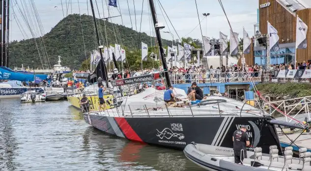 "Scallywag" ya está de nuevo en el agua... "Mapfre" hará la etapa con un tripulante menos por la lesión de Sophie Ciszek