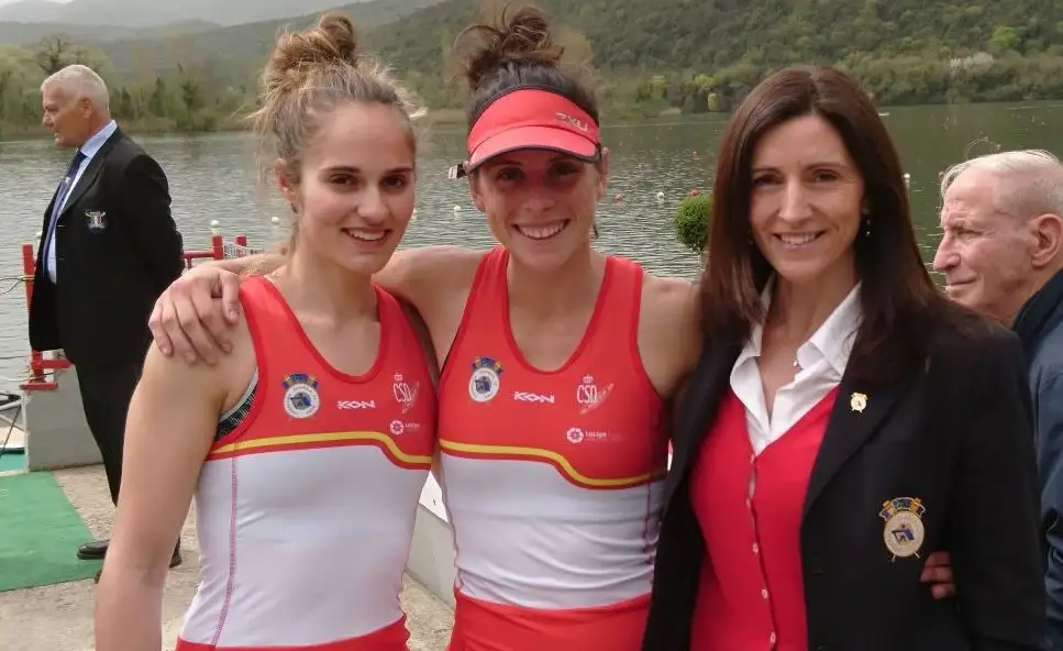 Las "chicas de bronce" con Asunción Loriente, la presidenta de la FER