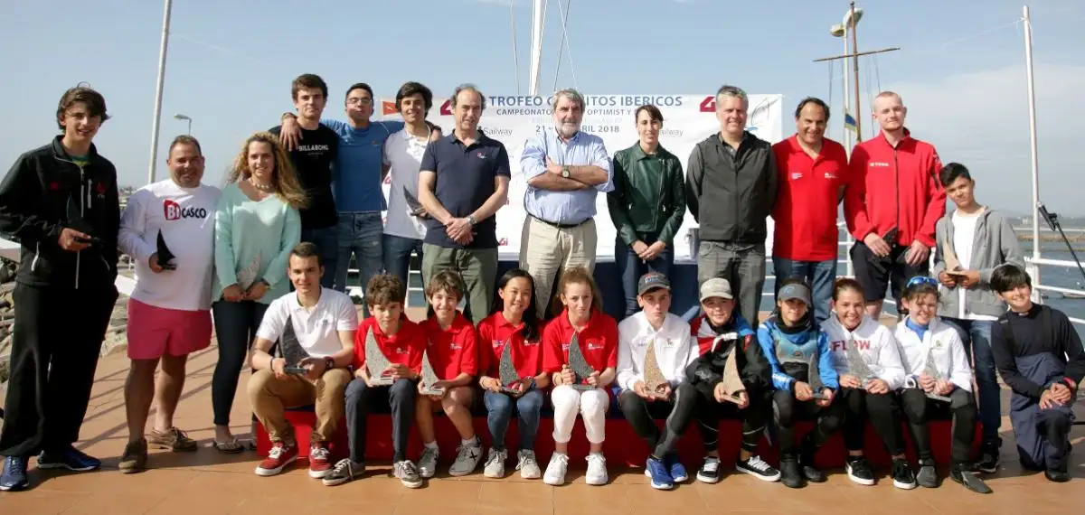 La entrega de premios se celebró a las cinco y media de la tarde con la asistencia del presidente del Club Marítimo de Canido, Mauro Olmedo; el presidente de Granitos Ibéricos, Vicente Carnero; y la concejala de Turismo del Concello de Vigo, Laura Iglesias (Foto Juan Caballero)