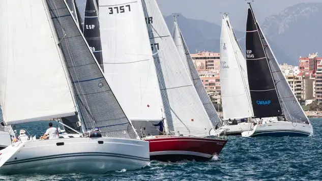 El velero de Jaime Binimelis resistió a la falta de viento y completó el recorrido en casi 45 horas, frente a las 26 que necesitó en la edición de 2015. Sólo dos de los 18 participantes cruzaron la línea de llegada dentro de su tiempo límite (Foto Laura G.Guerra)