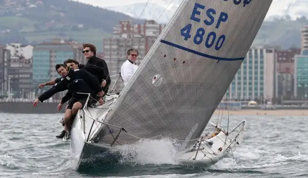 "Universidad de Oviedo-Grupo Isastur", vencedor en la cuarta manga del Trofeo de Primavera en Crucero I... "Pría" fue el mejor entre los Cruceros del grupo II (Foto Félix G.Muñiz)