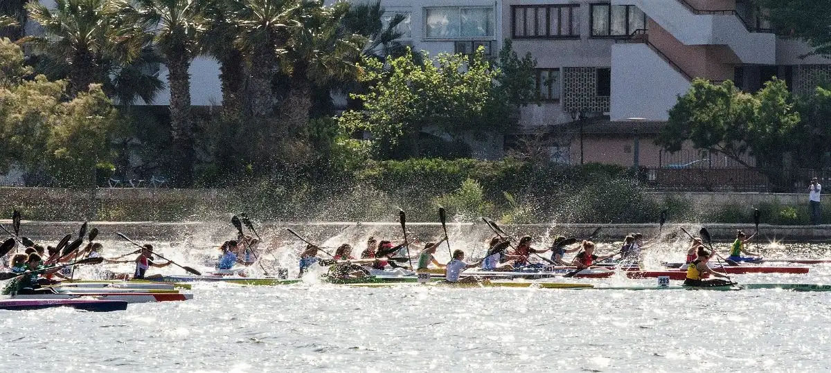 La presencia del campeón olímpico Marcus Cooper Walz ha puesto el colofón de oro al Campeonato de España de Jóvenes Promesas disputado hoy con triunfo del equipo Aranjuez en el Puerto de Alcudia con la presencia de 700 palistas de 96 clubes pertenecientes a 15 comunidades autónomas, que han disfrutado de las instalaciones del complejo hotelero que rodea al lago Esperanza, y de la organización que ha brindado el Reial Club Nàutic Port de Pollença junto a la Federación Balear de Piragüismo
