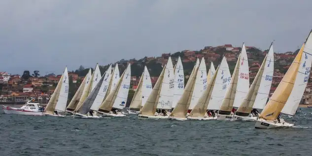 En la segunda jornada de la competición disputada este domingo en Baiona loscántabros del "Maui Jim Sunglass-Náutica Digital" acercaron a apenas un punto de los vascos del "ADGaratu", que siguen líderes del Nacional de J80 (Foto Rosana Calvo)
