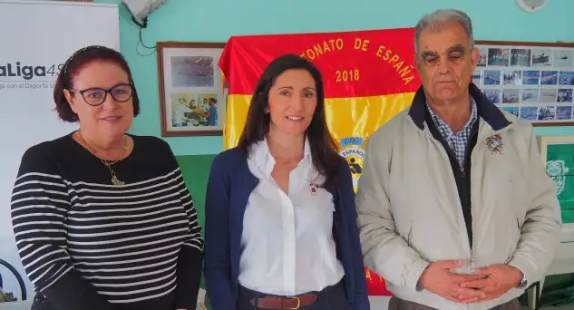 La presidenta del remo español, flanqueada por la del Marítimo de Vigo Zulema Prado y el de la federación gallega Manolo Seijas tras el sorteo en la sede de Samertolameu
